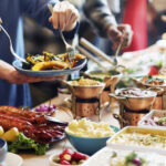 Nhân viên nhà hàng buffet tiết lộ: 3 món bẩn nhất đầu bếp không bao giờ đụng đũa, nhưng cứ để lên là hết