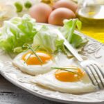 Những thực phẩm nên và không nên ăn cùng trứng