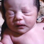 Con sơ sinh chào đời 7 ngày vẫn chưa mở mắt, tưởng con gặp vấn đề mẹ liền đưa đến bệnh viện, kết quả không ngờ